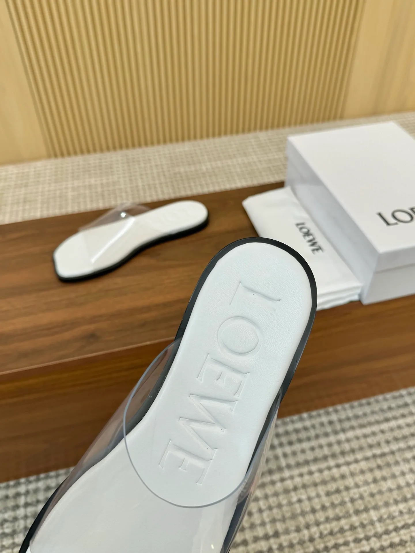 👟👟Ex-factory price 340👟👟 LOEWE 25th season latest style, 4 colors optional, leather sole plus 40